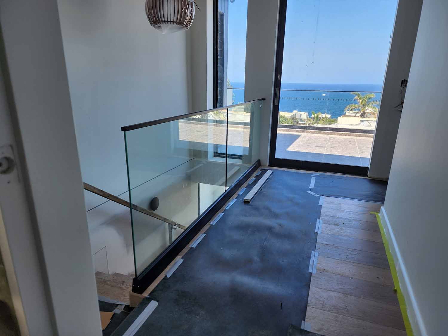 Major benefits of glass balustrades for modern balconies