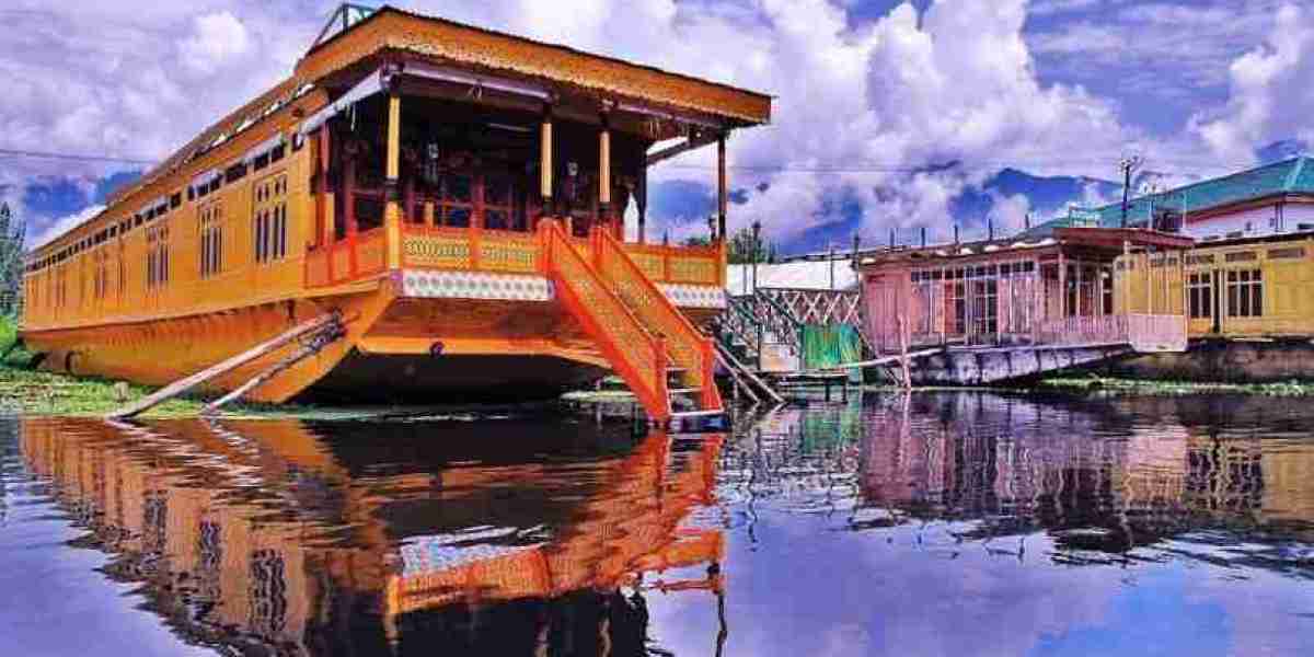 Experience the Magic of Kashmir with the Best Deluxe Houseboats