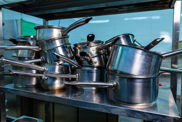 What Are the Key Factors to Consider When Choosing Commercial Cookware – Top Restaurant Kitchen Equipment in UAE for Culinary Success