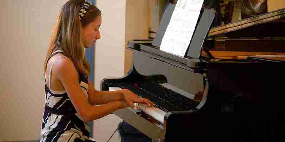 Should You Choose Private or Group Piano Lessons in Los Angeles?