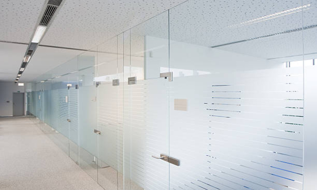 How Frameless Glass Walls Create Open and Productive Workspaces